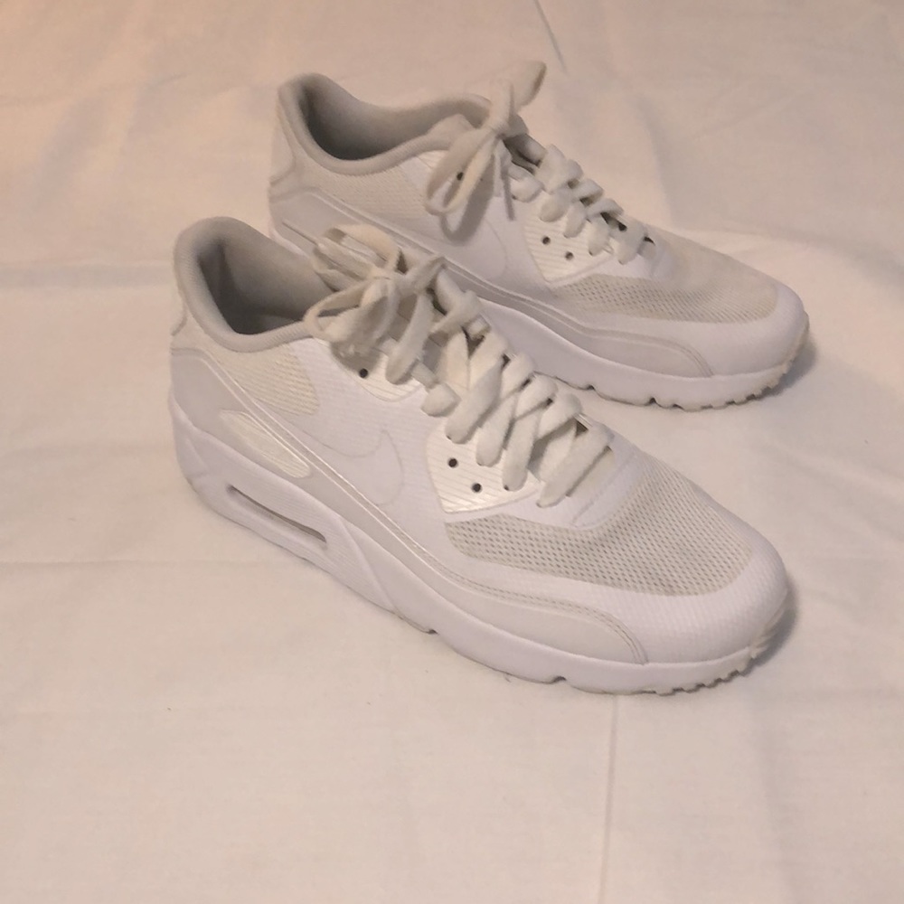 Nike White Air Max’s in a size 6Y!